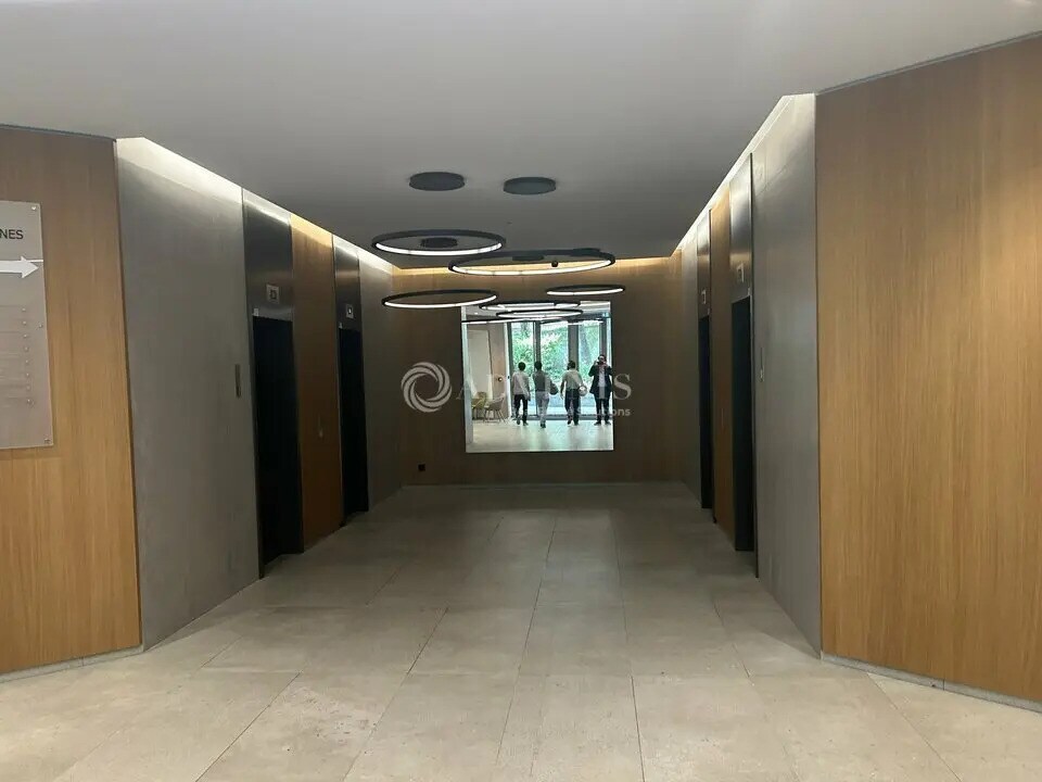 Office in Paris for lease Lobby- Image 1 of 12
