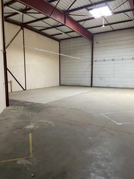 Office in Plailly for lease - Interior Photo - Image 1 of 6