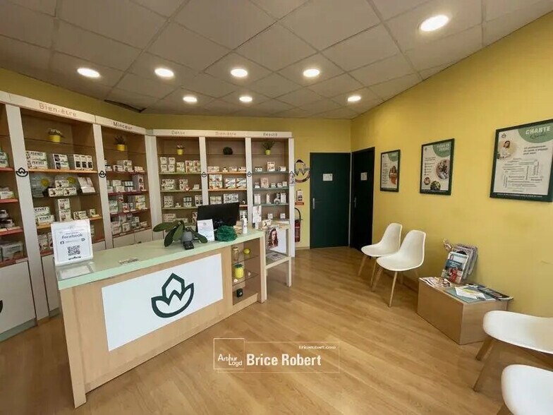 Retail in Meyzieu for lease - Interior Photo - Image 3 of 6