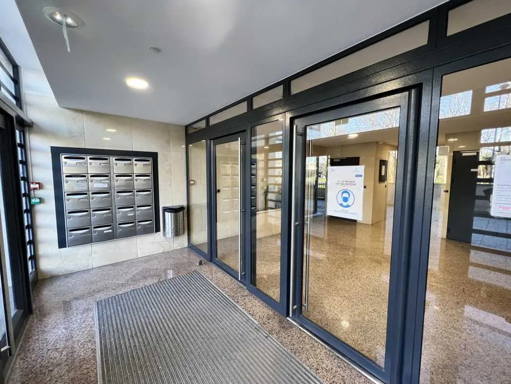 Office in Évry for lease Lobby- Image 1 of 3