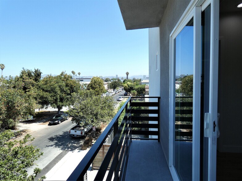 2410 Carmona Ave, Los Angeles, CA 90016