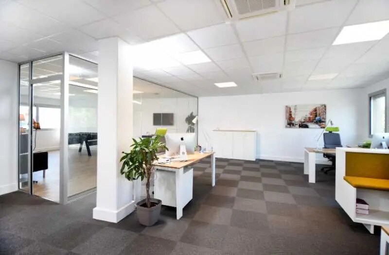 Office in Bordeaux for lease - Interior Photo - Image 2 of 3