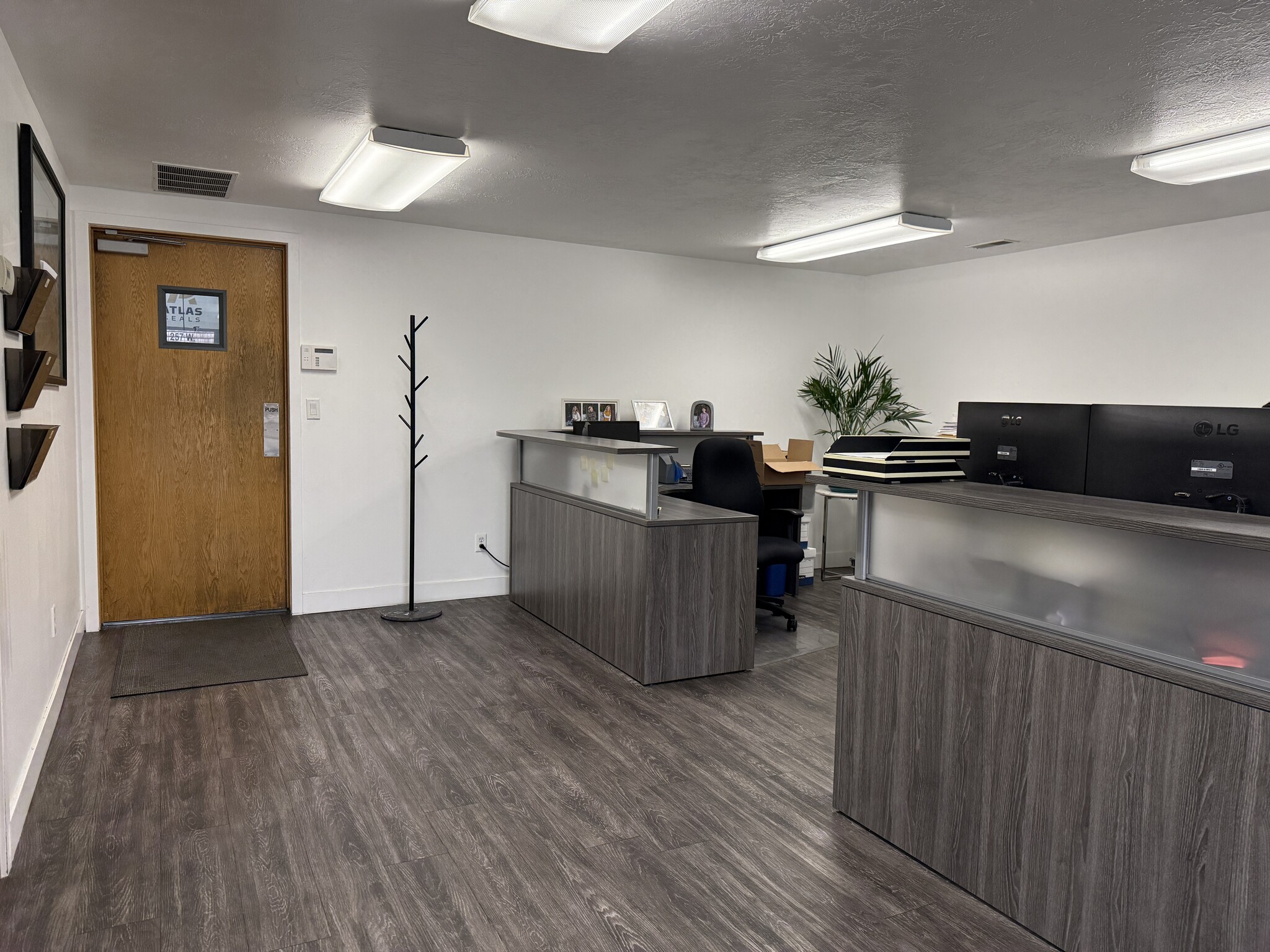 271 W 2950 S, Salt Lake City, UT for lease Interior Photo- Image 1 of 3