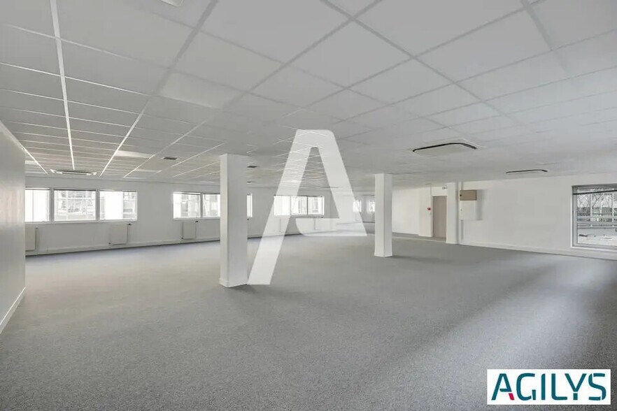 Office in Massy for lease - Interior Photo - Image 2 of 9