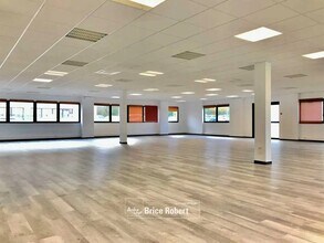 Office in Saint-Priest for lease Interior Photo- Image 1 of 3