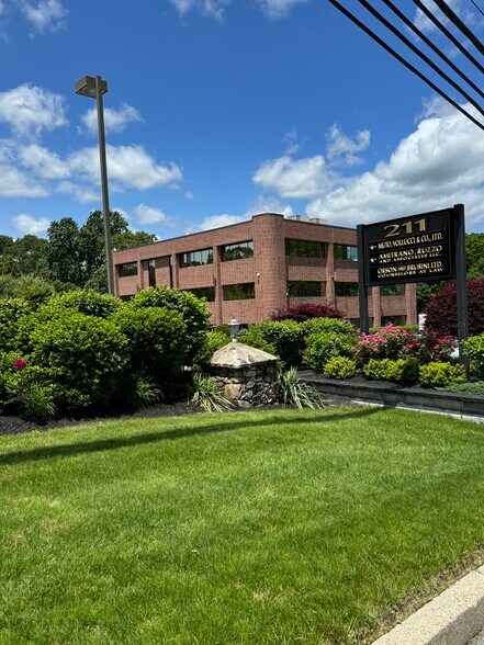 207 Quaker Ln, West Warwick, RI for lease - Building Photo - Image 2 of 27