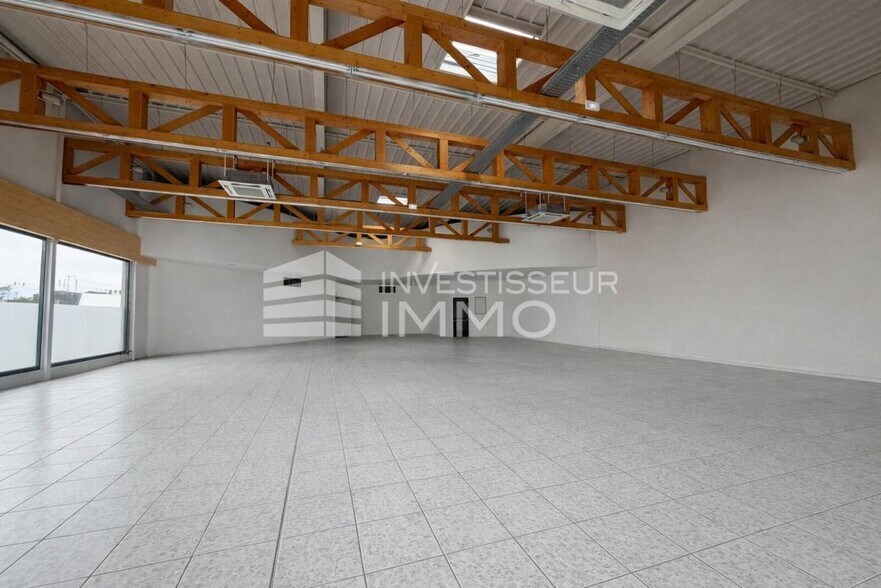 Retail in Pontault Combault for lease - Interior Photo - Image 2 of 4
