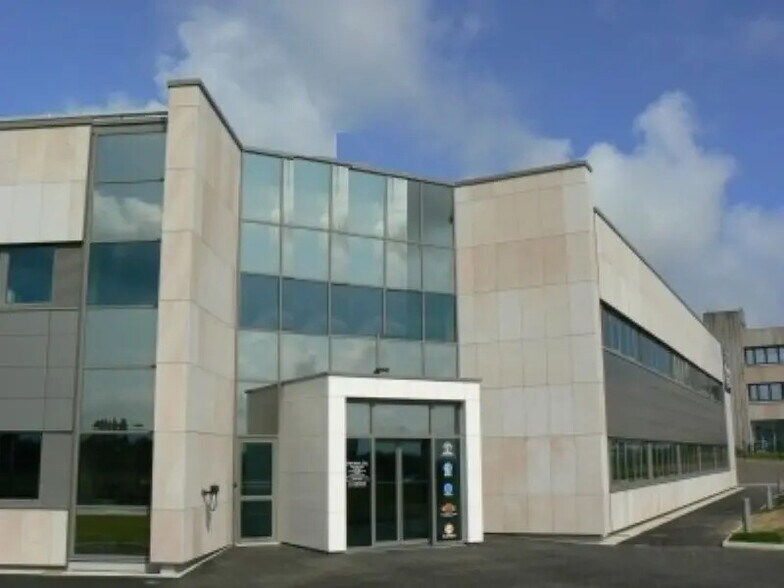 Office in Plérin for lease - Building Photo - Image 2 of 9