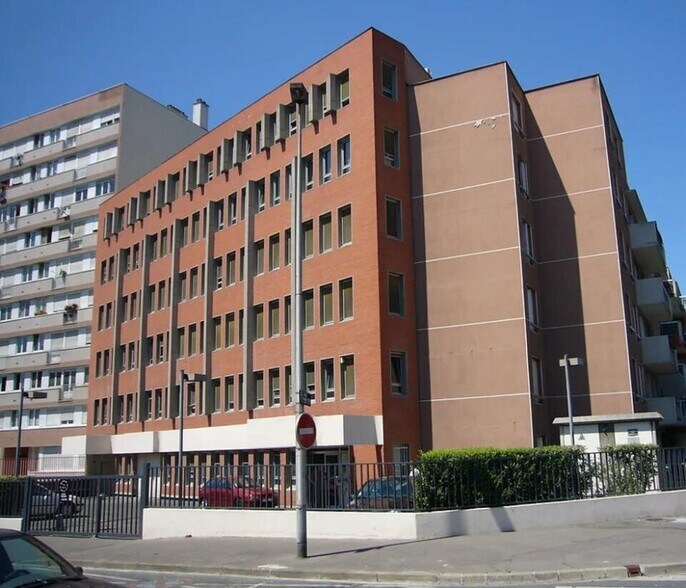 Office in Clichy for lease - Building Photo - Image 2 of 10