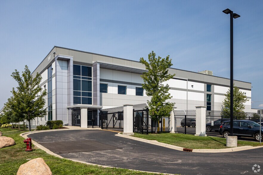 2080 Lunt Ave, Elk Grove Village, IL for sale - Primary Photo - Image 1 of 1