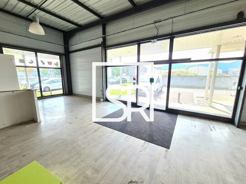 Retail in Mozac for lease - Building Photo - Image 3 of 5