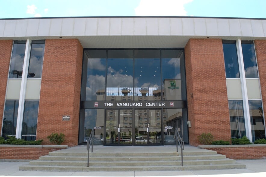 5105 Tollview Dr, Rolling Meadows, IL for lease - Building Photo - Image 2 of 8