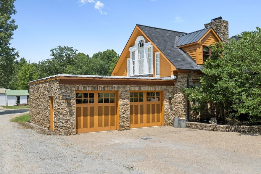 1374 Peter Pond Rd, Ashland City, TN for sale - Primary Photo - Image 2 of 85