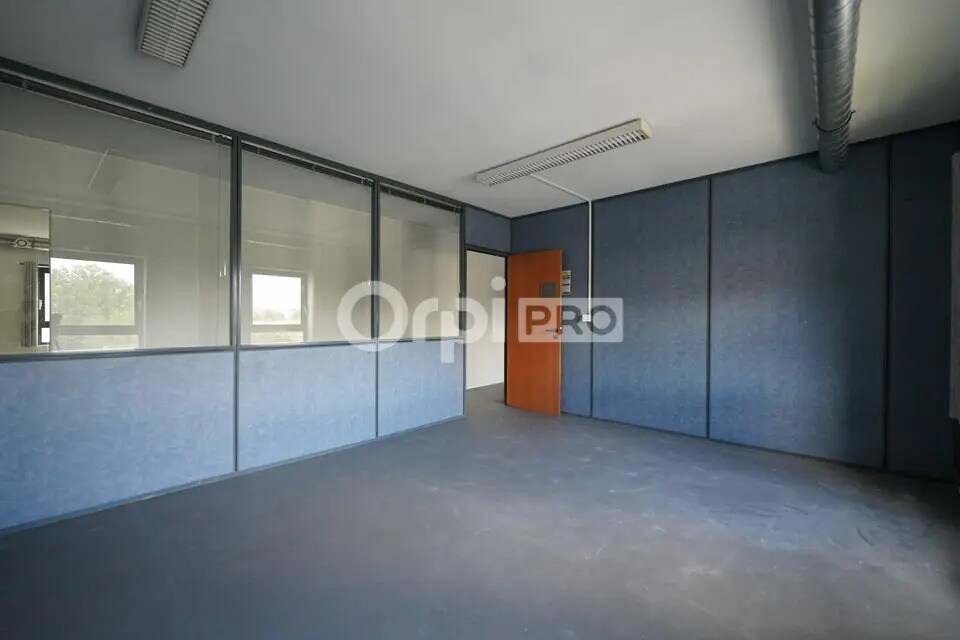 Office in Villeurbanne for lease Interior Photo- Image 1 of 8
