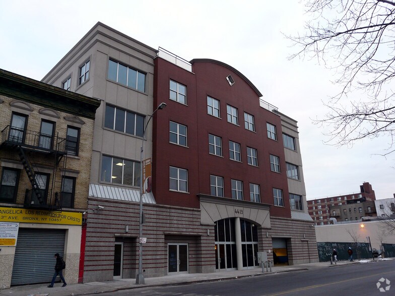 4419-4425 3rd Ave, Bronx, NY for lease - Building Photo - Image 1 of 2