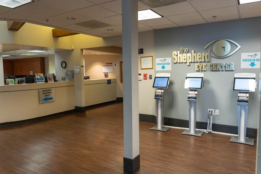 3575 Pecos Mcleod Rd, Las Vegas, NV for sale - Interior Photo - Image 3 of 32