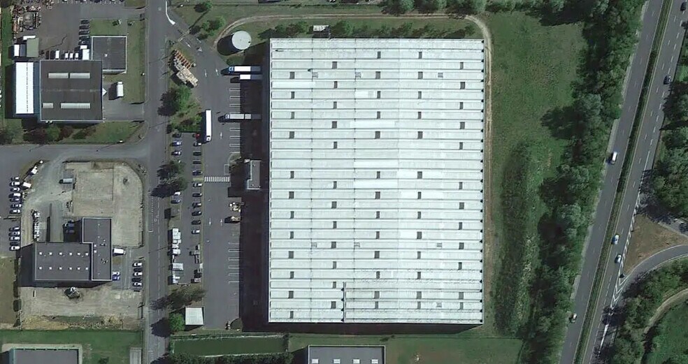 Industrial in Le Meux for lease - Building Photo - Image 2 of 6