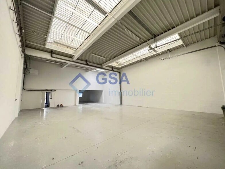 Office in Moissy-Cramayel for lease - Interior Photo - Image 2 of 12
