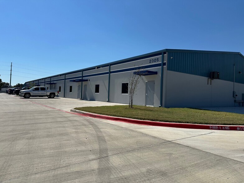 2301 Higgins Ln, Haltom City, TX for lease - Building Photo - Image 1 of 7