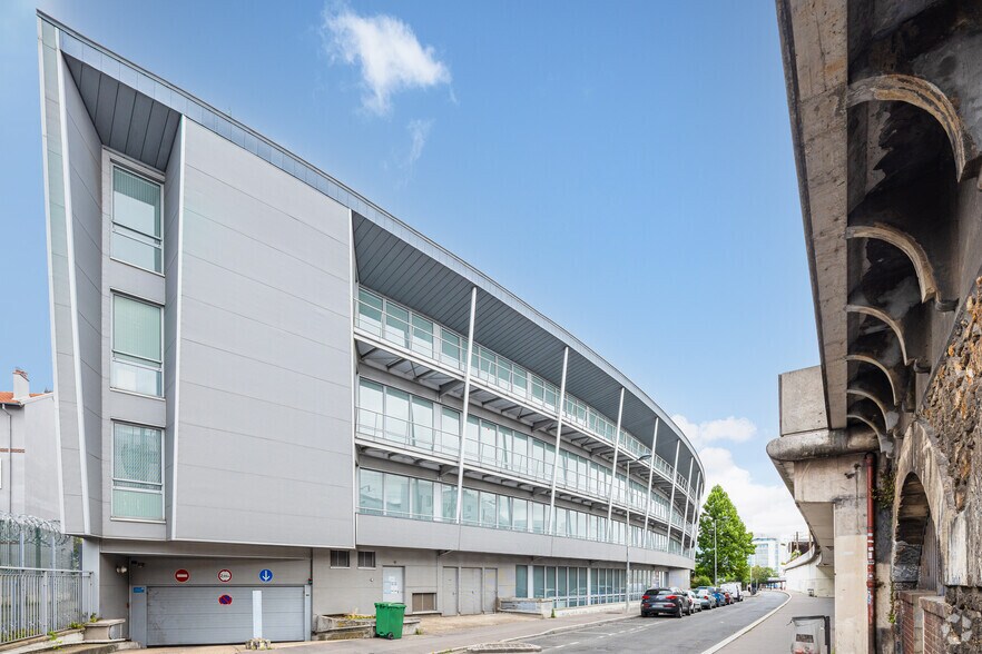 Office in Saint-Denis for lease - Building Photo - Image 3 of 3