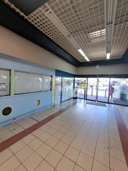 Retail in LA CHAPELLE-SAINT-MESMIN for lease - Lobby - Image 1 of 1