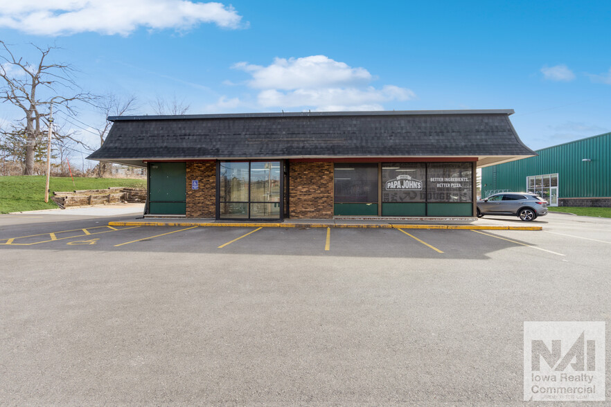 3358 Center Point Rd NE, Cedar Rapids, IA for sale - Primary Photo - Image 1 of 16