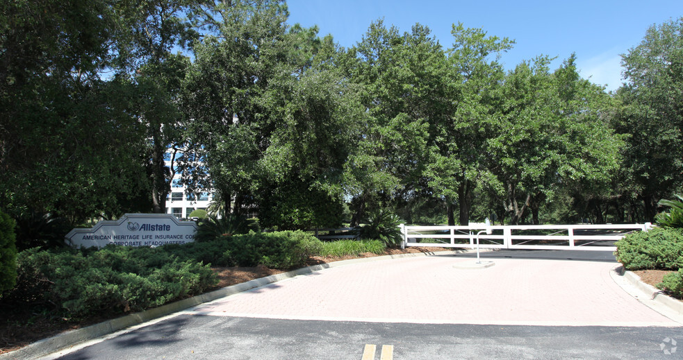 1776 American Heritage Life Dr, Jacksonville, FL for lease - Building Photo - Image 3 of 11