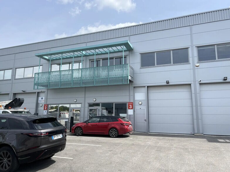 Flex in FRÉPILLON for lease - Building Photo - Image 1 of 10