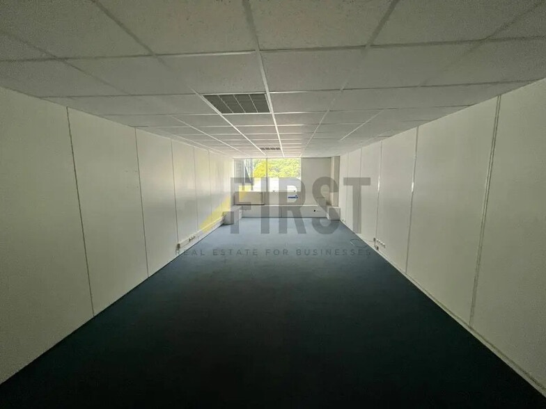 Office in Carros for lease - Interior Photo - Image 2 of 5