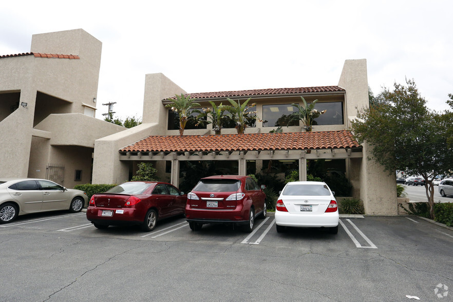 6024 Fallbrook Ave, Woodland Hills, CA for lease - Building Photo - Image 3 of 7