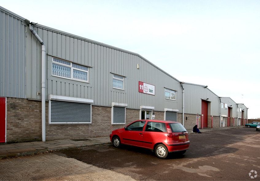 HASLEMERE INDUSTRIAL ESTATE portfolio of 3 properties for sale on LoopNet.com - Primary Photo - Image 2 of 3