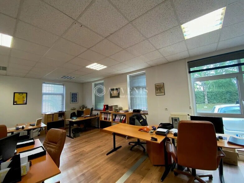 Flex in Voisins-le-Bretonneux for lease - Interior Photo - Image 3 of 4