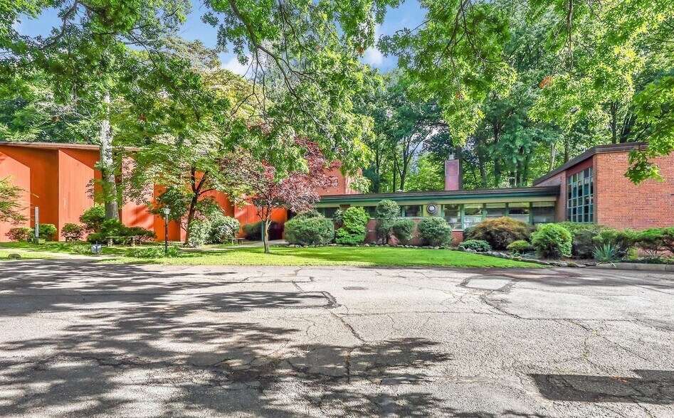156 Forest Ave, Paramus, NJ for sale - Building Photo - Image 1 of 1