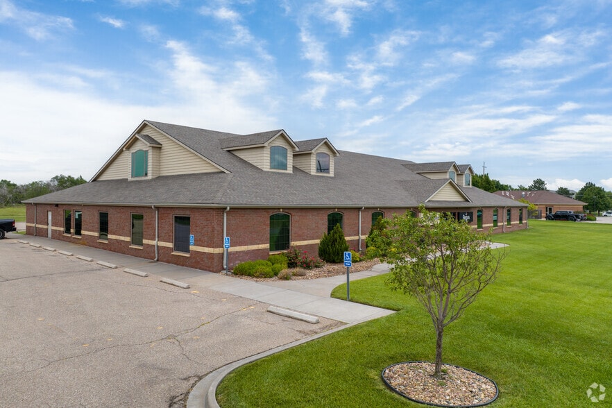 1632 E 23rd Ave, Hutchinson, KS for lease - Primary Photo - Image 1 of 20