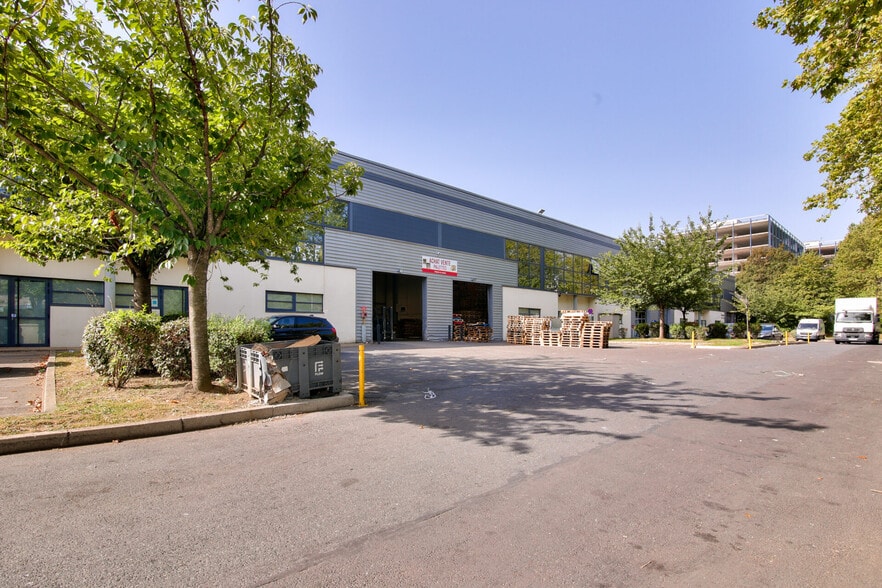 Flex in Le Blanc-Mesnil for lease - Building Photo - Image 2 of 3