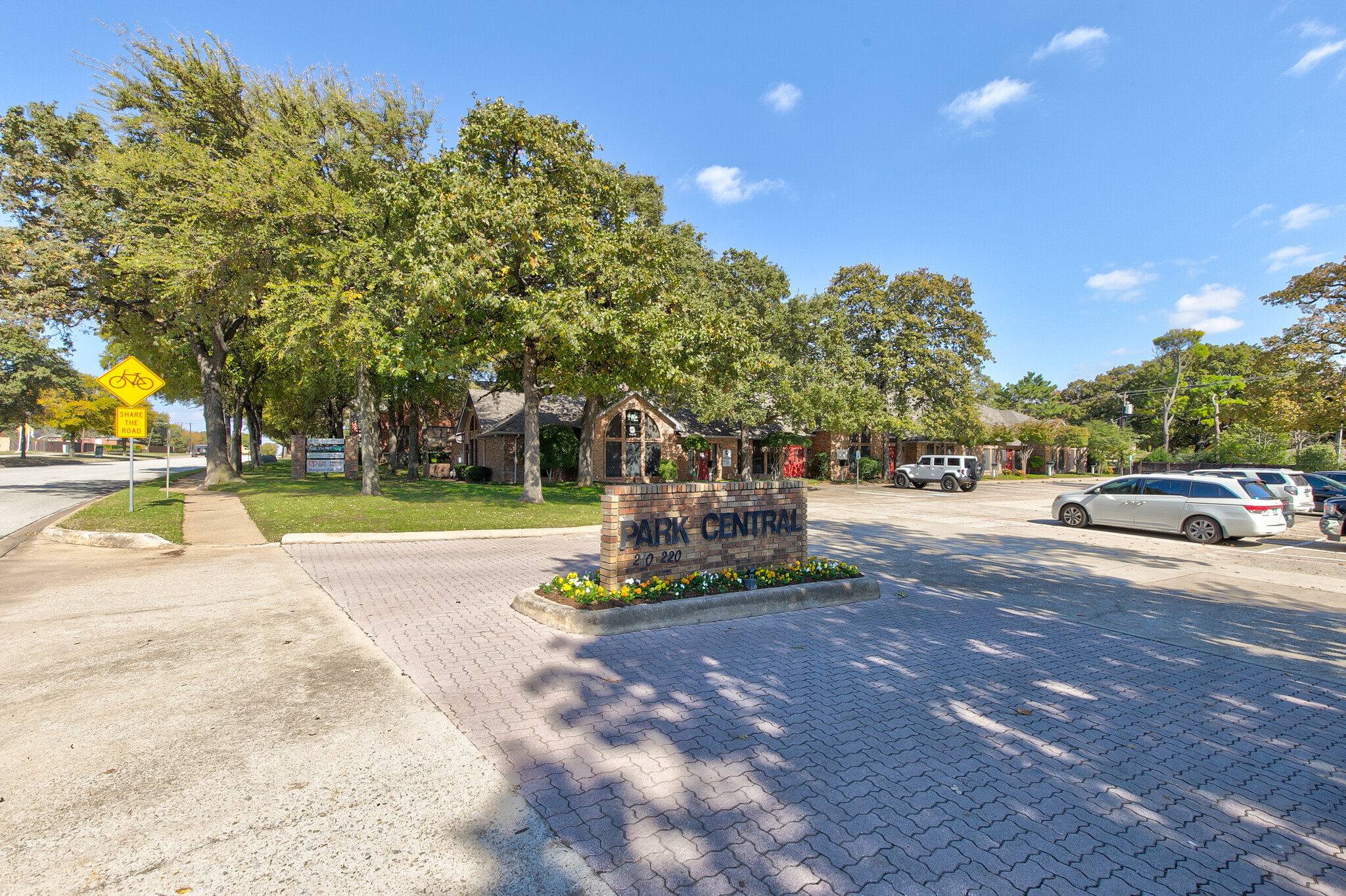 210-220 N Park Blvd, Grapevine, TX for lease Primary Photo- Image 1 of 8