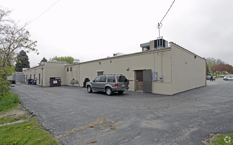 2014 W Layton Ave, Milwaukee, WI for lease - Building Photo - Image 3 of 3
