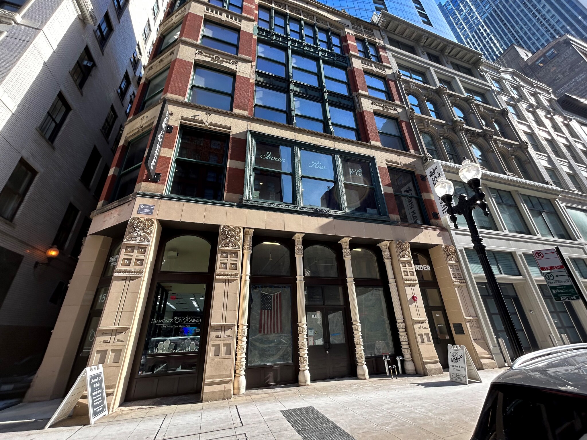 17 S Wabash Ave, Chicago, IL for lease Building Photo- Image 1 of 11