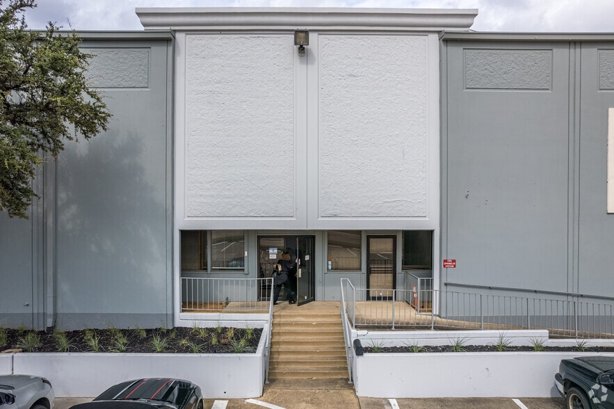 1200-1210 W Crosby Rd, Carrollton, TX for lease - Building Photo - Image 3 of 9