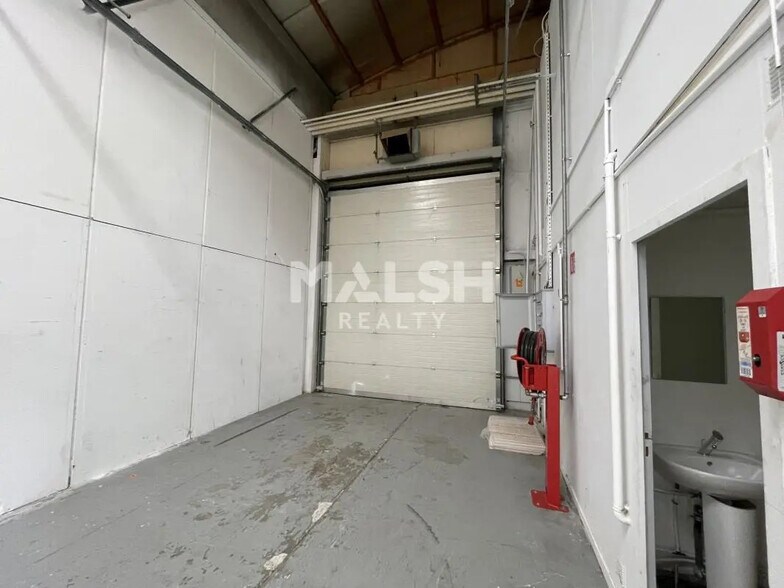 Flex in Dardilly for lease - Interior Photo - Image 2 of 14