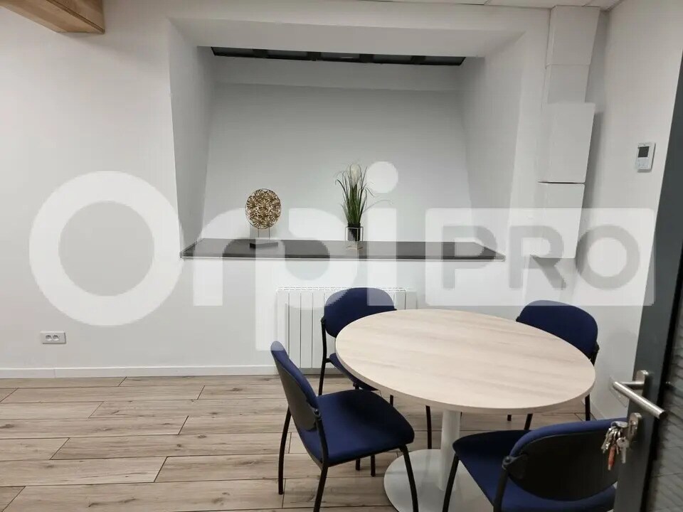 Office in Compiègne for lease Building Photo- Image 1 of 5