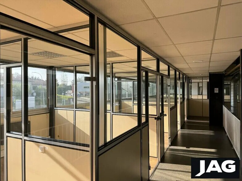 Flex in Chaponost for lease - Interior Photo - Image 3 of 14