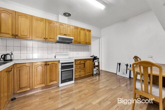 58 Essex Rd, Mount Waverley for lease Interior Photo- Image 2 of 5