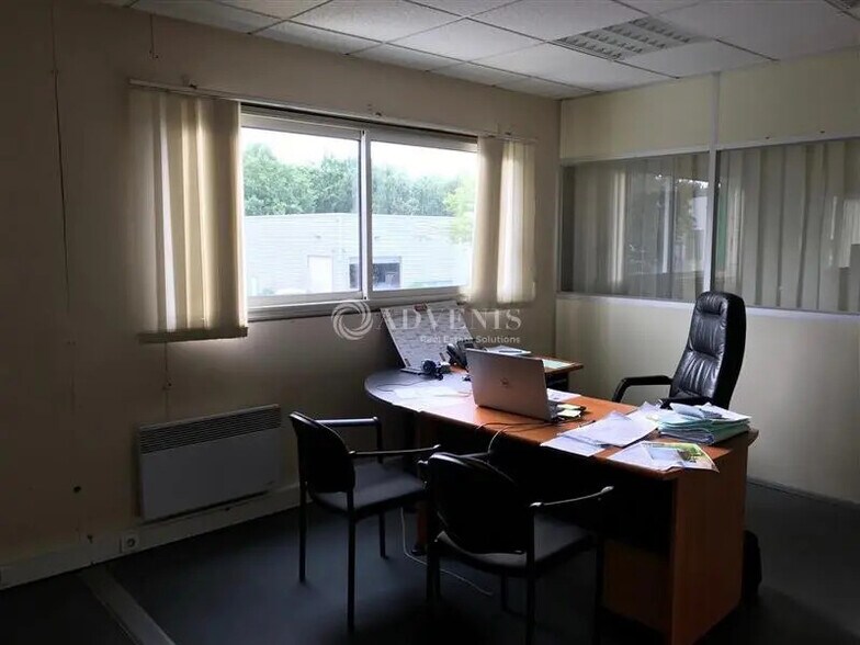 Flex in Treillières for lease - Interior Photo - Image 2 of 6