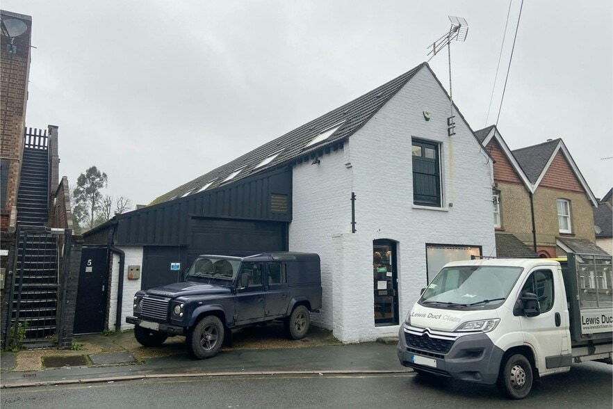 7 Amy Rd, Oxted for sale - Building Photo - Image 2 of 3