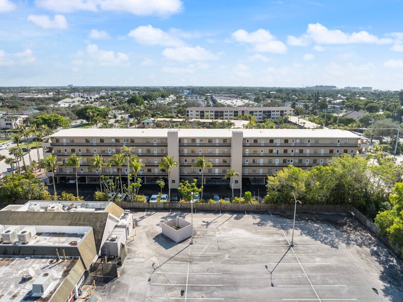 2335 Tamiami Trl N, Naples, FL for lease - Building Photo - Image 1 of 6