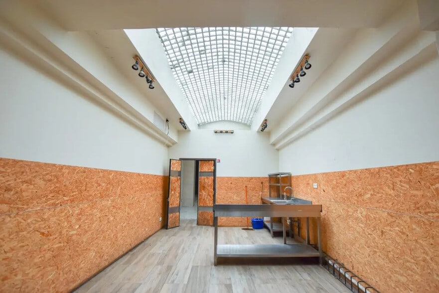 Retail in Paris for lease - Building Photo - Image 3 of 8