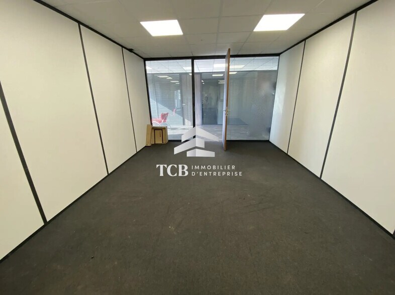 Flex in Couëron for lease - Building Photo - Image 2 of 4