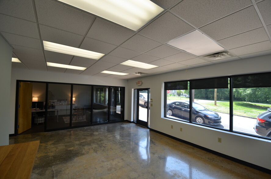 11 Brookstown Ave, Winston-Salem, NC for lease - Interior Photo - Image 3 of 10