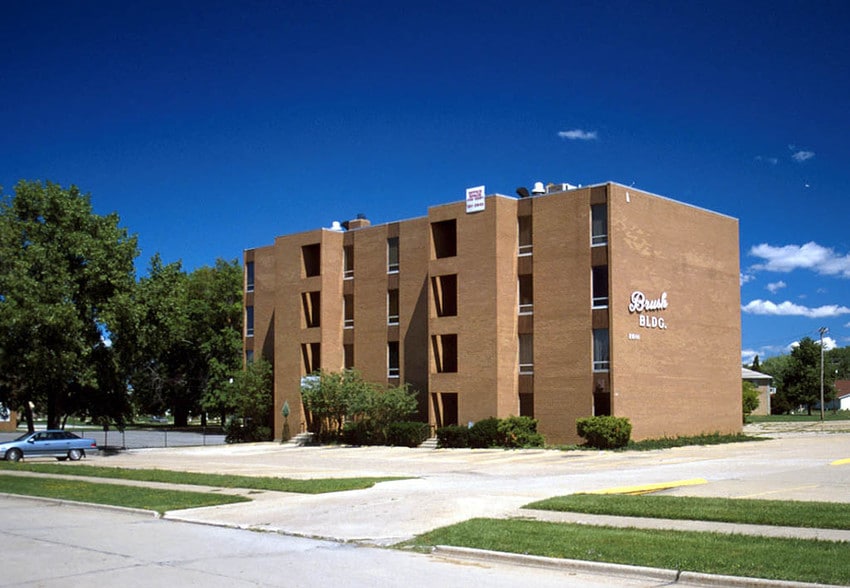 26111 Brush Ave, Euclid, OH for sale - Primary Photo - Image 1 of 19